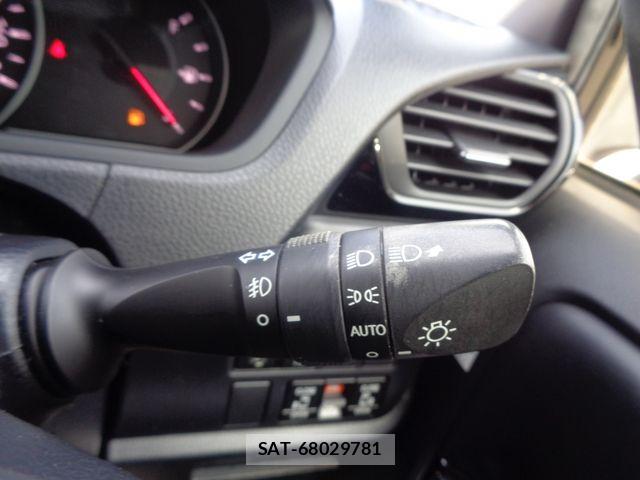 Toyota NOAH 2019-03 8209161-18