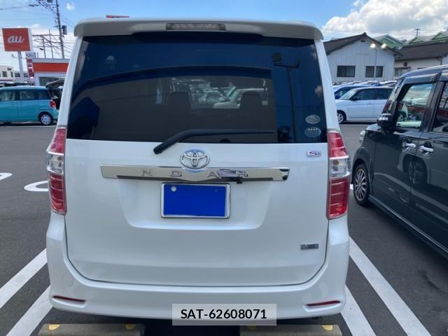 Toyota NOAH 2008-01 8231082-4
