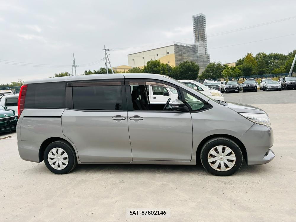 Toyota NOAH 2015-07 8169412-5