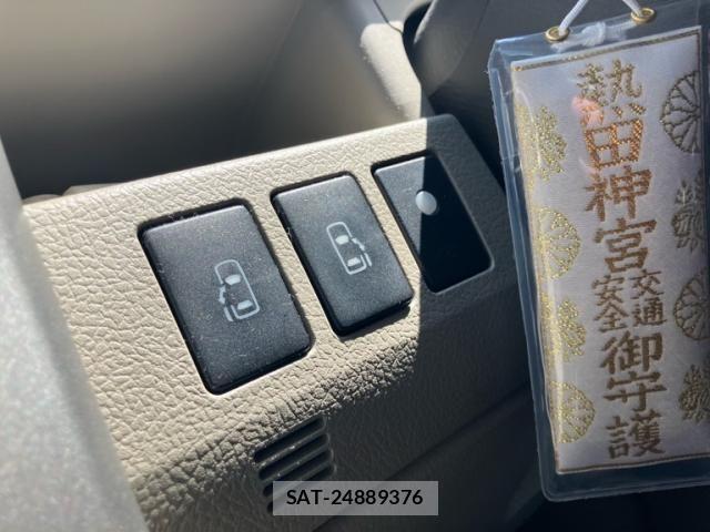Toyota NOAH 2011-07 8231079-15