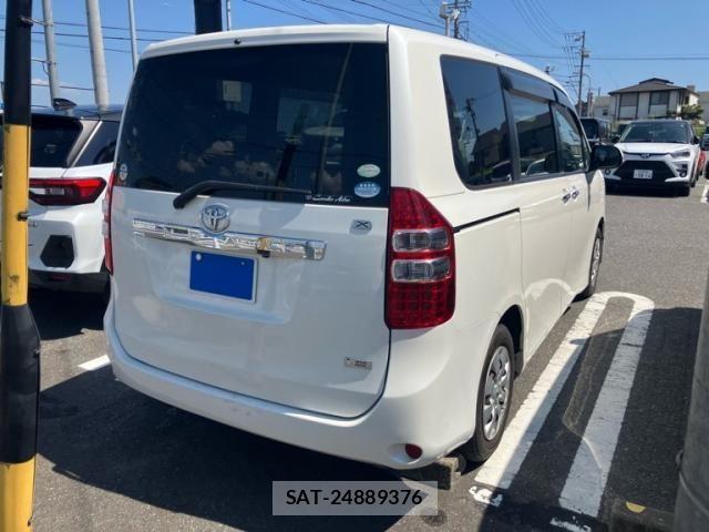 Toyota NOAH 2011-07 8231079-2