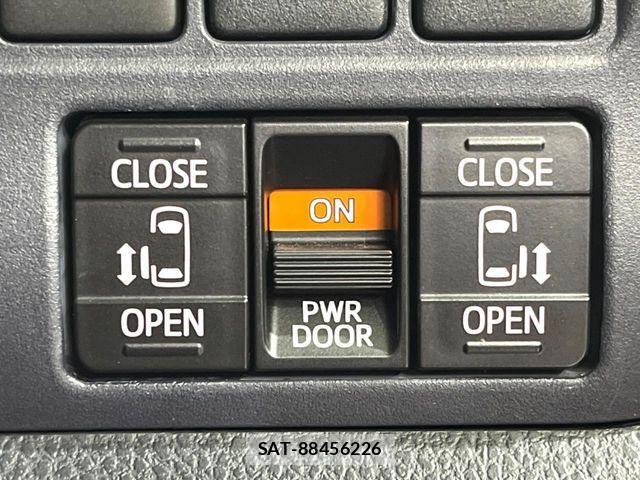Toyota NOAH 2014-11 8231078-4