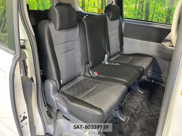 Toyota NOAH 2008-06 8231081-8