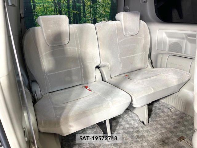 Toyota NOAH 2013-11 8246172-9
