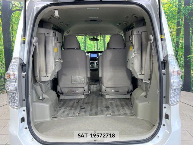 Toyota NOAH 2013-11 8246172-10