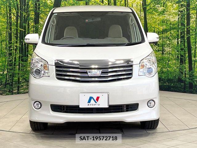 Toyota NOAH 2013-11 8246172-14