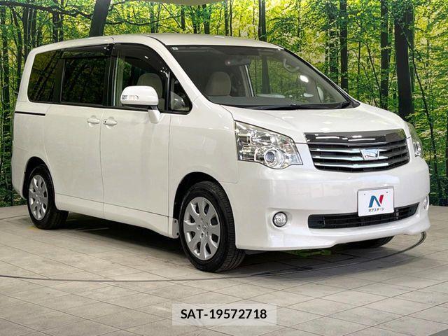 Toyota NOAH 2013-11 8246172-16