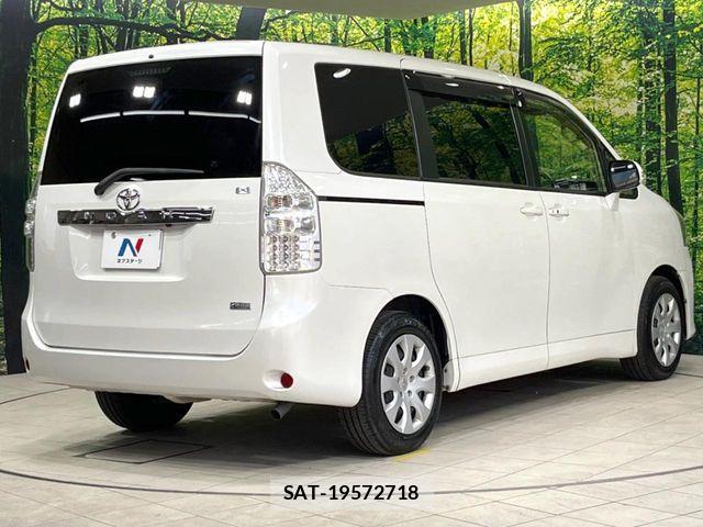 Toyota NOAH 2013-11 8246172-17