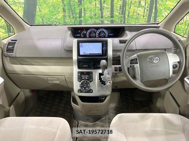 Toyota NOAH 2013-11 8246172-1