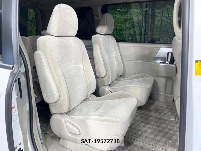 Toyota NOAH 2013-11 8246172-8