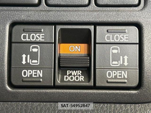Toyota NOAH 2018-06 8246169-4