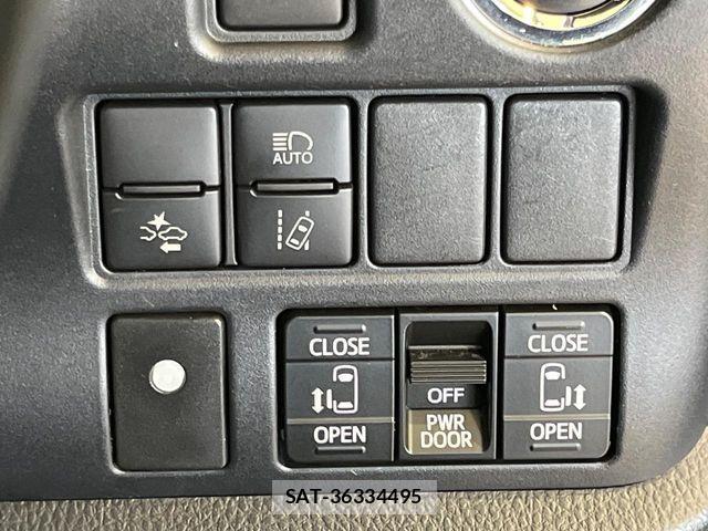 Toyota NOAH 2017-12 8246171-6