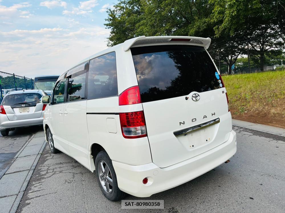 Toyota NOAH 2005-06 7950945-2