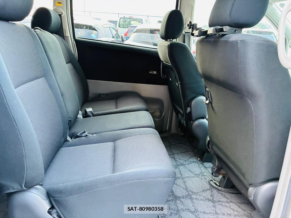 Toyota NOAH 2005-06 7950945-8