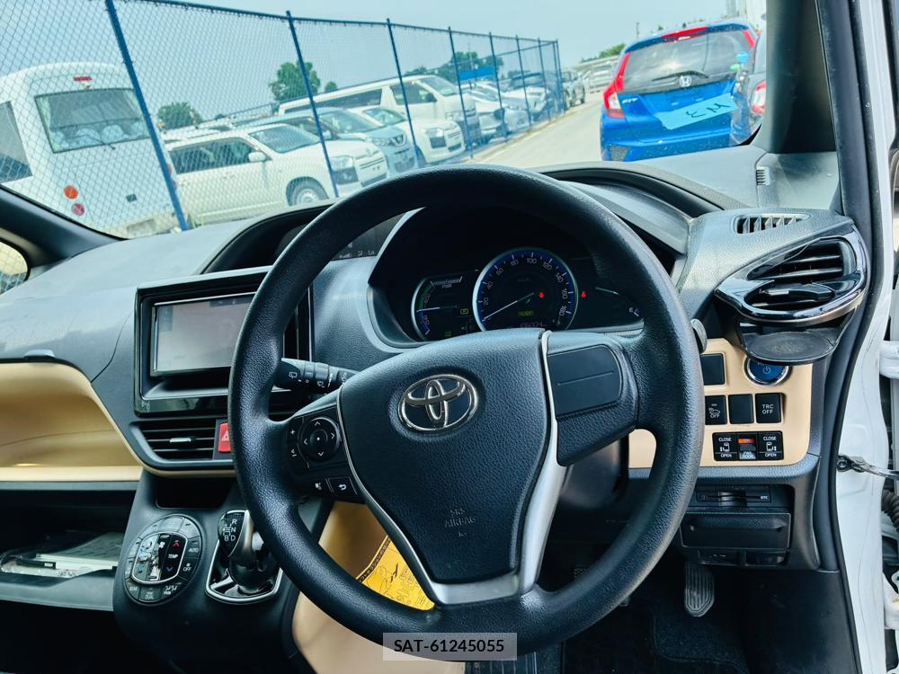 Toyota NOAH 2016-02 8144182-14