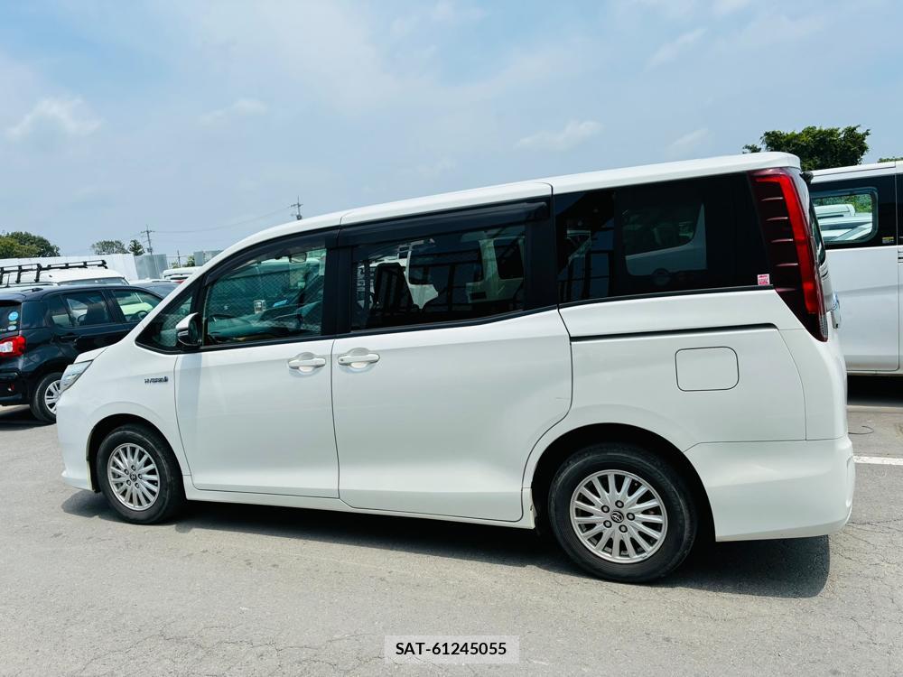 Toyota NOAH 2016-02 8144182-1