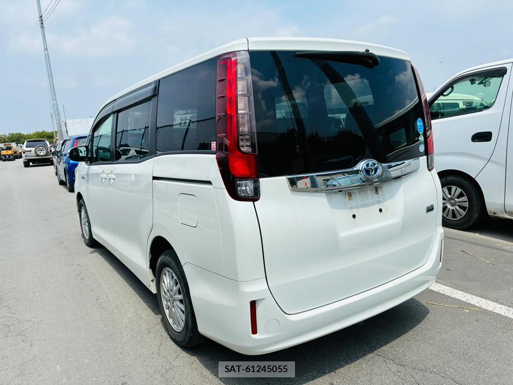 Toyota NOAH 2016-02 8144182-2