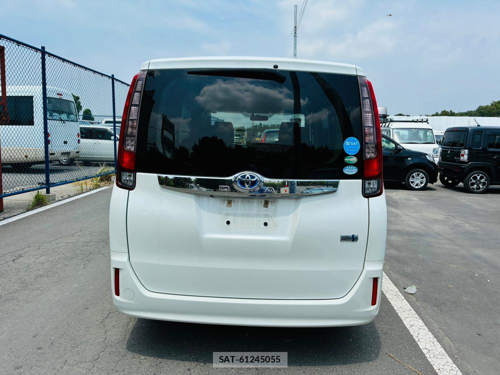 Toyota NOAH 2016-02 8144182-3