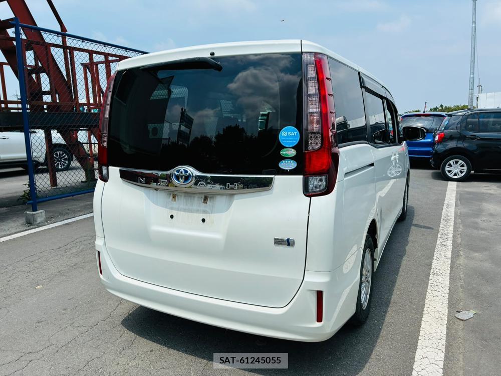 Toyota NOAH 2016-02 8144182-4