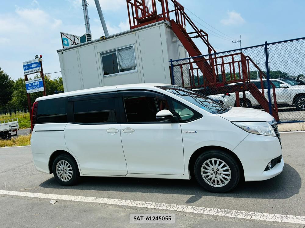 Toyota NOAH 2016-02 8144182-5