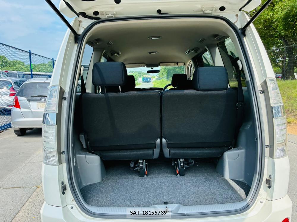Toyota NOAH 2005-06 8068533-25
