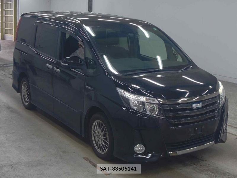 Toyota NOAH 2017-06 8262100-0
