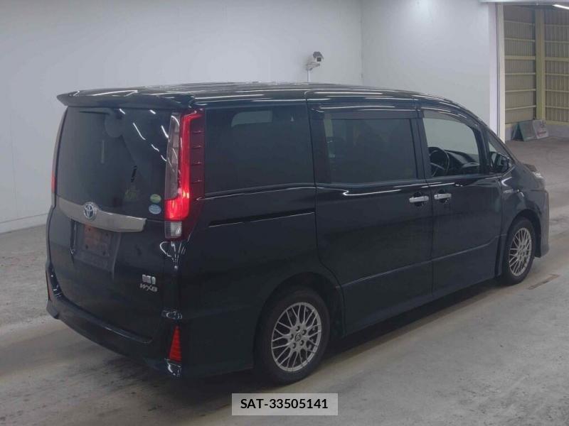 Toyota NOAH 2017-06 8262100-1