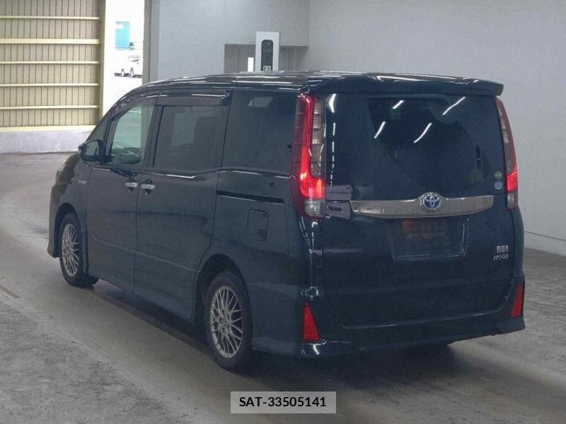 Toyota NOAH 2017-06 8262100-2