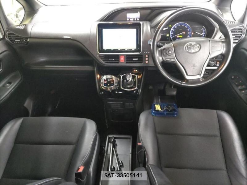 Toyota NOAH 2017-06 8262100-4