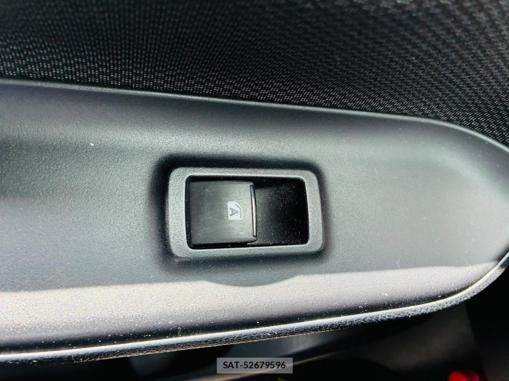 Toyota NOAH 2019-08 8261522-23