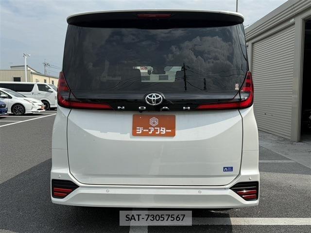 Toyota NOAH 2022-04 8315993-9