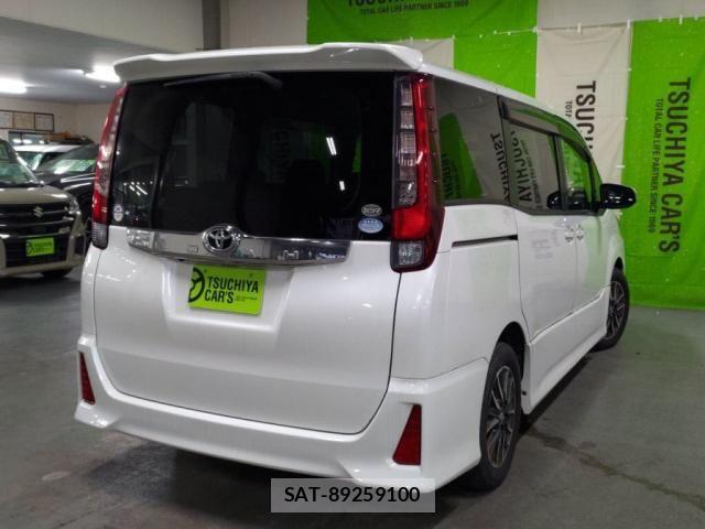 Toyota NOAH 2015-01 8337148-1