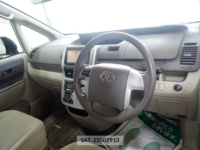 Toyota NOAH 2010-07 8337133-1