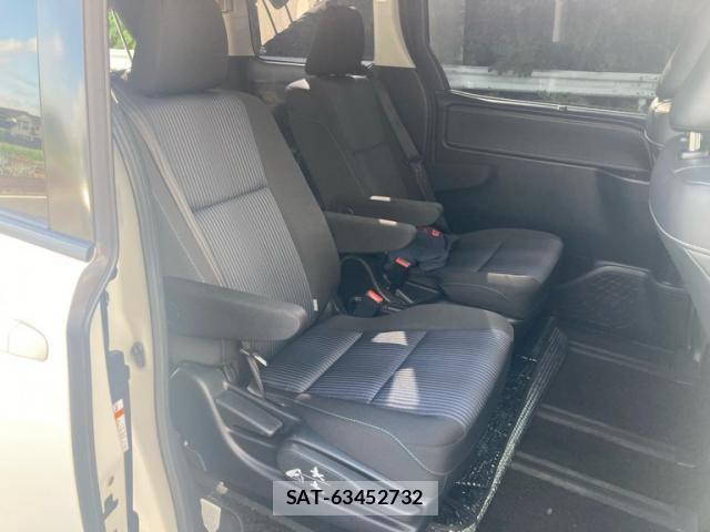 Toyota NOAH 2015-07 8337150-11