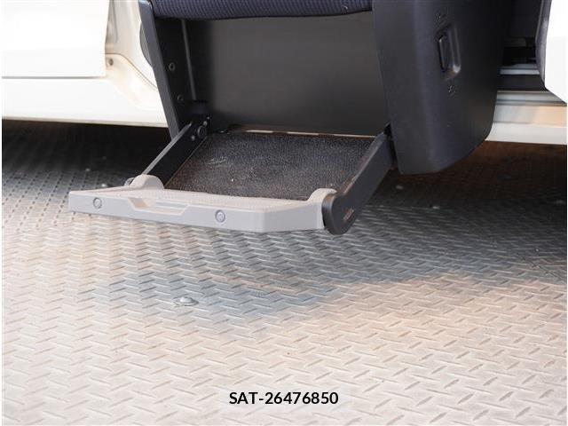 Toyota NOAH 2019-04 8355215-11