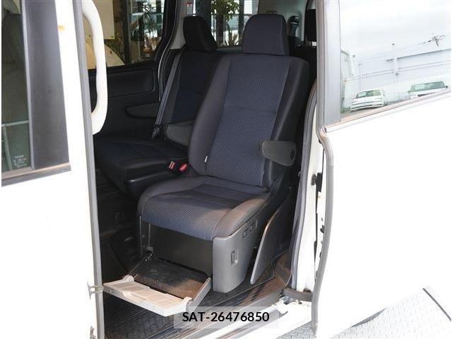 Toyota NOAH 2019-04 8355215-8
