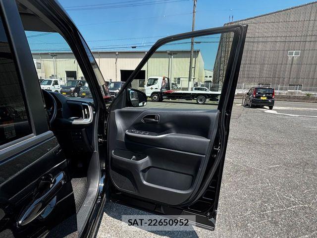 Toyota NOAH 2022-08 8355210-13