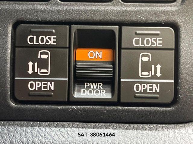 Toyota NOAH 2018-03 8355213-4