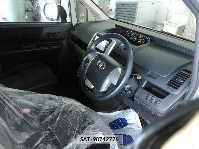 Toyota NOAH 2012-01 8367727-1