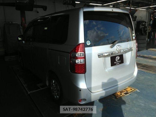 Toyota NOAH 2012-01 8367727-2