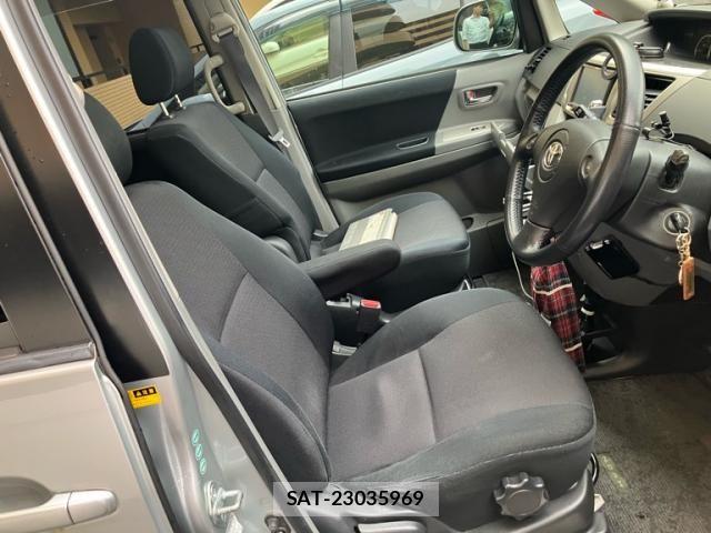 Toyota NOAH 2005-09 8367739-13