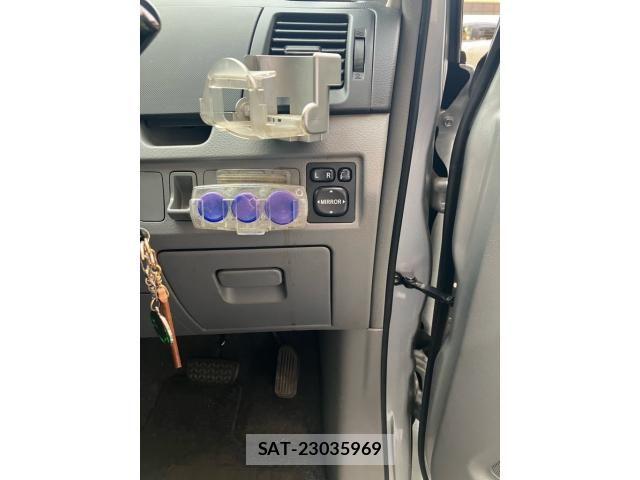 Toyota NOAH 2005-09 8367739-16