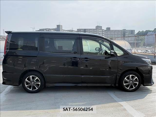 Toyota NOAH 2018-01 8367714-27
