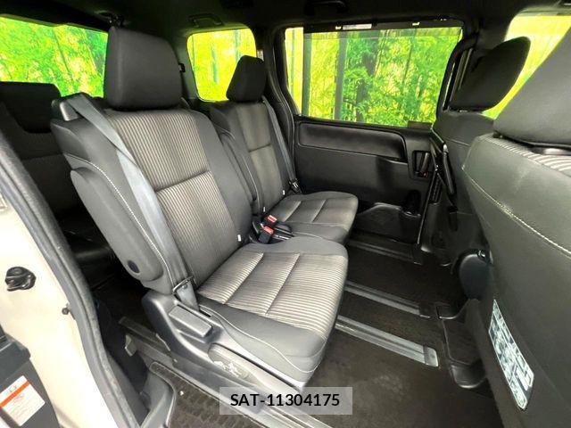 Toyota NOAH 2017-09 8367710-7