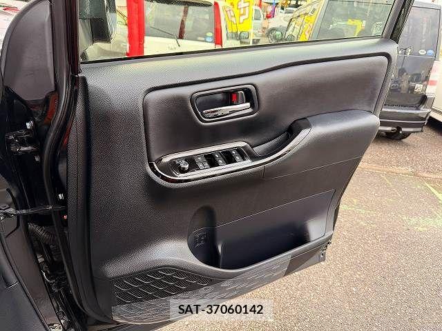 Toyota NOAH 2018-12 8367709-12