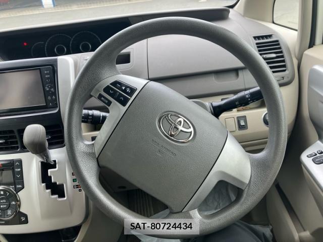 Toyota NOAH 2011-10 8367738-11