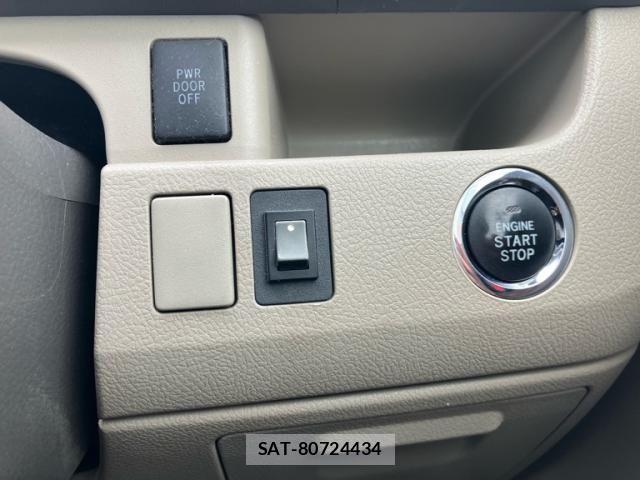 Toyota NOAH 2011-10 8367738-16