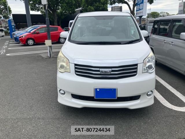 Toyota NOAH 2011-10 8367738-1