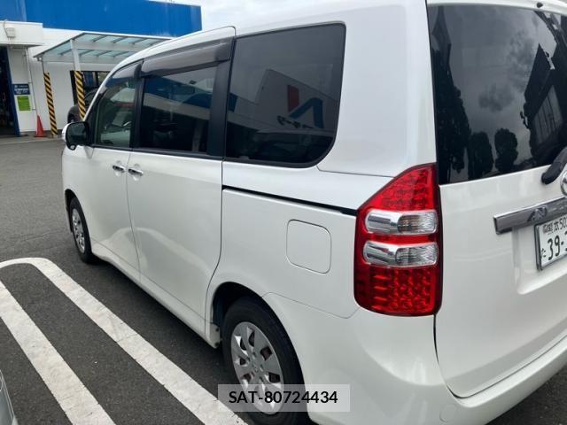 Toyota NOAH 2011-10 8367738-4