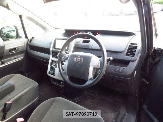 Toyota NOAH 2011-08 8367732-1